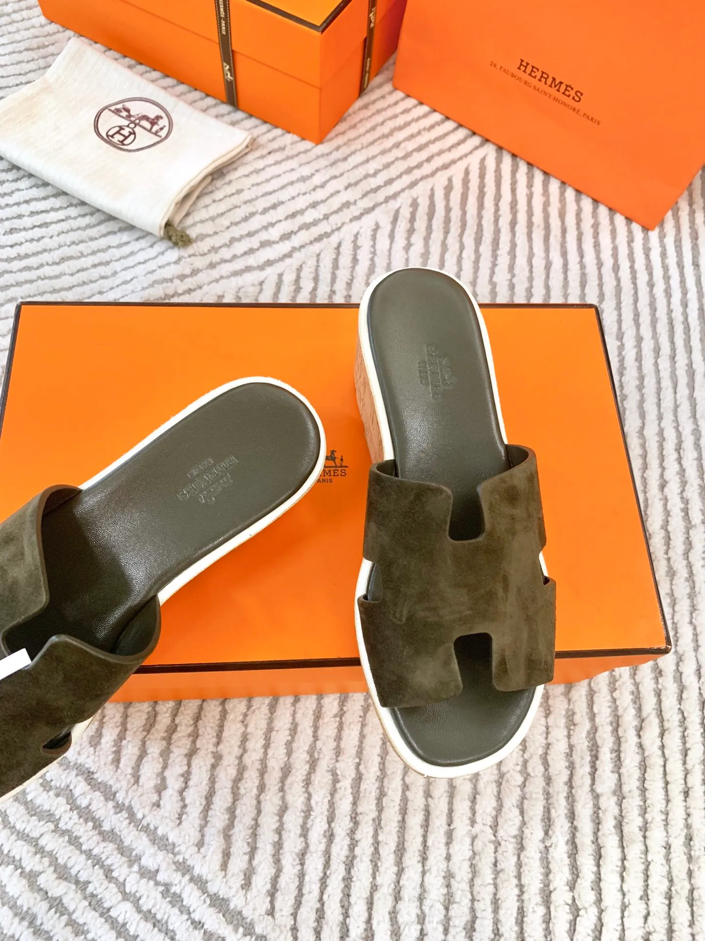 👟👟Ex-factory price 500👟👟 Peak enamel is made by hand, supreme purchasing agent level! Hermes spring and summer new slippers, high-end customization, exclusive products, the highest version in the industry, authentic mold opening and customization, laminating technology, heavy investment in development of a fully matched steel mold, perfect authentic version of the logo, exclusive correct version of the original font, Italian original calfskin cut upper, non-slip rubber outsole, lining: foot pads, pure imported Italian mixed breed, environmentally friendly goatskin, genuine leather welt, original packaging size: 34~41 (34.40. 41) Customized-no returns or exchanges